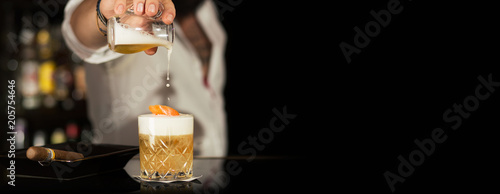 Fotomural Barkeeper Action American Cocktail Bar
Bartender Cigar on Dark Black Backgrou