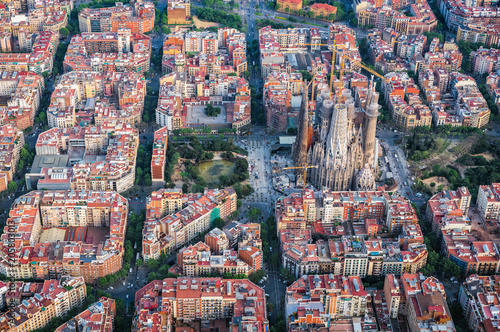 Plakat Barcelona widok z lotu ptaka, Eixample residencial okręg i Sagrada familia, Hiszpania. Typowa sieć miejska