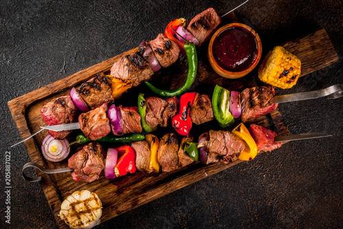 Fotografía Fresh, home-cooked on the grill fire meat beef shish kebab with vegetables and s