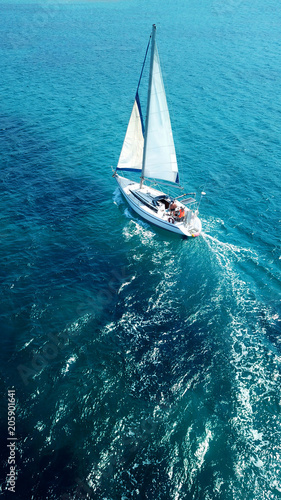 Obrazy żeglarstwo  widok-z-lotu-ptaka-z-drona-jachtu-w-glebokim-blekitnym-morzu