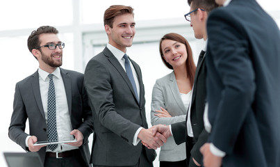 Canvas Print - colleagues shaking hands in office