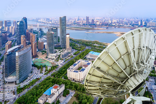 Fotomural A satellite dish above the city