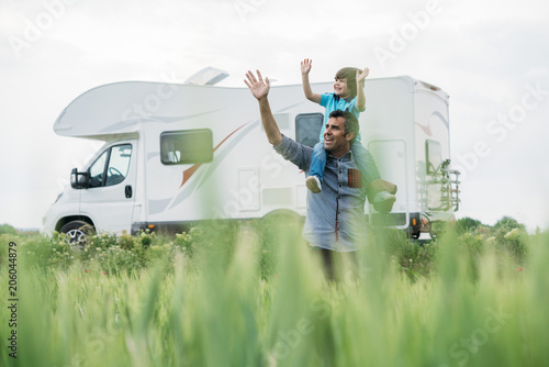 Fotomural Father and son with the holiday caravan