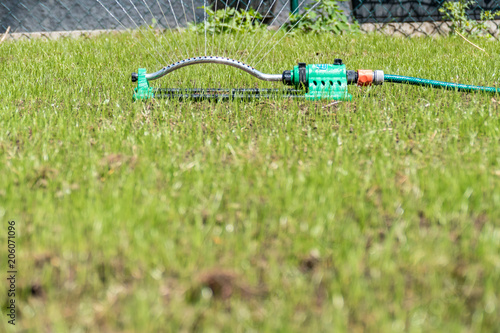 Frisch eingesääten Rasen bewässern Stock-Foto | Adobe Stock