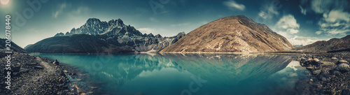 Fotomural Spectacular scenery the crystal clear Gokyo Lake on the mighty snow-covered Himalayas background
