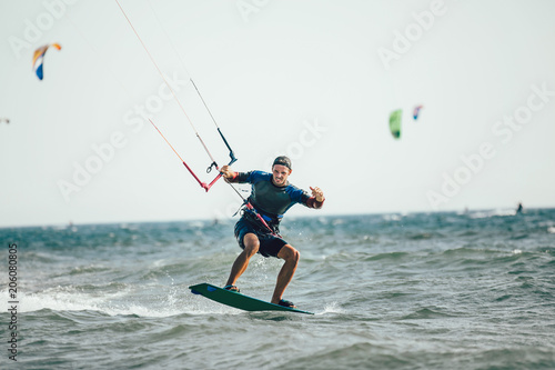 Dekoracja na wymiar  kitesurfing-zdjecia-akcji-na-kiteboardzie-czlowiek-wsrod-fal-szybko-odchodzi