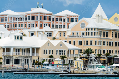 Cuadros en Lienzo Buildings along the waerfront of Hamilton, Bermuda.