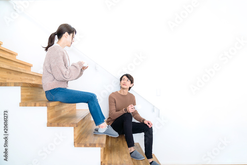 階段に座るカップル Stock 写真 Adobe Stock