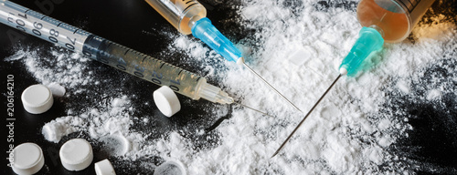 drugs heroin powder pills and syringes on a black background flat lay top view w Tableau sur Toile
