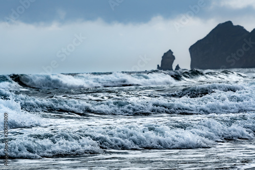 荒波が押し寄せつ嵐の日の海岸 北海道 室蘭市 Stock Photo Adobe Stock
