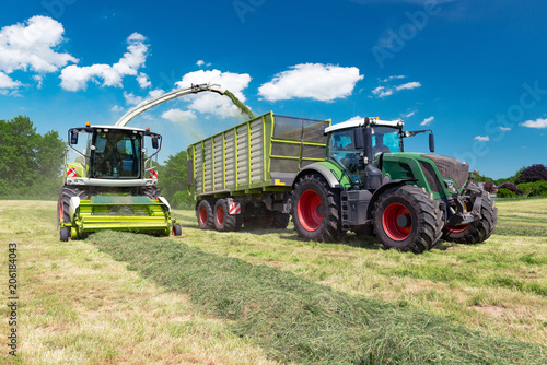 Landmaschinen bei der Heuernte  |  8955