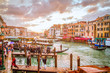 canales de venecia con góndolas