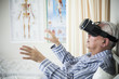 © Monet - バーチャルリアリティ。ベッドで患者がVRをつけている。