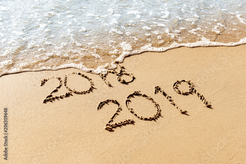 Fotografía New Year 2019 replace 2018 on the sea beach concept