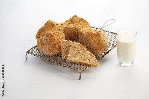 Soda Bread Und Ein Glas Milch Brot Und Milch Kaufen Sie Dieses Foto Und Finden Sie Ahnliche Bilder Auf Adobe Stock Adobe Stock