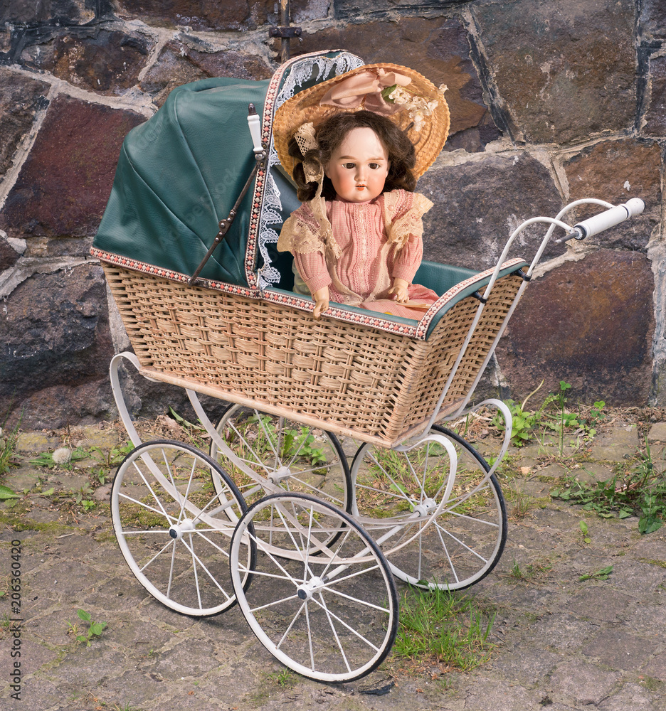 alte puppe in puppenwagen, antike puppe um 1900 Stock Photo | Adobe Stock