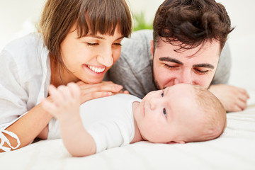 Stolze Eltern kuscheln mit ihrem Baby