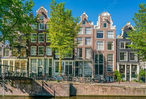 Plakat Amsterdam, 7 maja 2018 r. - Brouwersgracht z tradycyjnymi domami i częścią mostu dla pieszych
