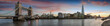 Weites Panorama von der Tower Bridge bis zum Tower of London bei Sonnenuntergang, Großbritannien