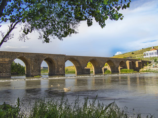 Wall Mural - Diyarbakir, Turkey historic ten-eyed bridge view(on gozlu kopru)