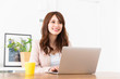 © miya227 - ラップトップコンピュータを見る女性　ビジネス