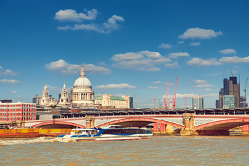 Fototapete - London, panoramic view over Thames river with St. Paul and London skyline on a bright day