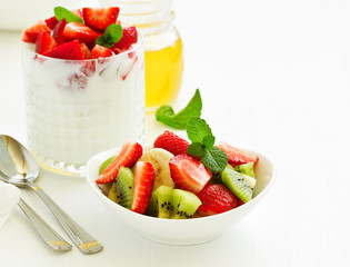 Wall Mural - Summer salad with strawberries, kiwi and banana.