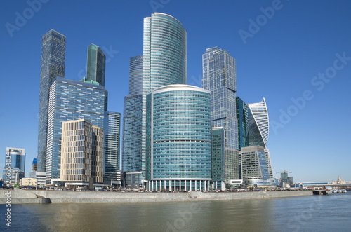 Zdjęcie XXL Moskwa, Rosja - 9 kwietnia 2018: Towers of Moscow international business centre (MMDC) &quot;Moscow city&quot; w słoneczny wiosenny dzień