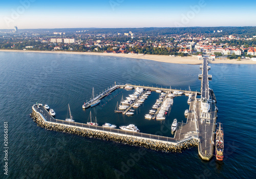 Dekoracja na wymiar  kurort-sopot-w-polsce-drewniane-molo-molo-z-marina-jachtami-pirackim-statkiem-turystycznym-plaza