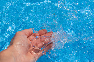 Hand im wasser waschen - pool mit wasser