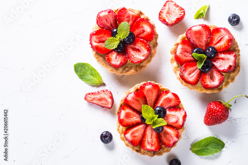 Fotografía Strawberry tart on white.
