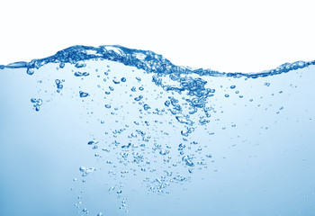  czysta błękitne wody z odrobiną i pęcherzyki powietrza na białym tle