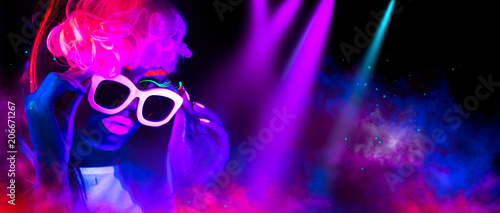 Fotomural Fashion model woman in neon light