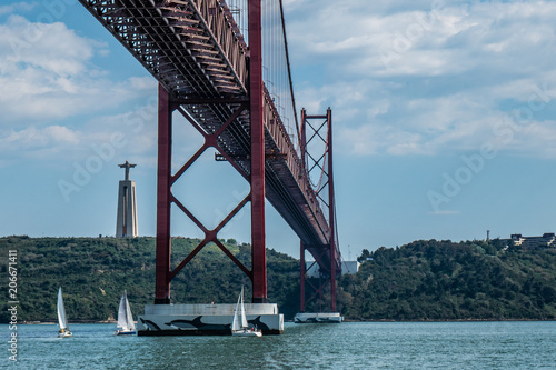 Zdjęcie XXL Żaglówki pod mostem 25 kwietnia w Lizbonie
