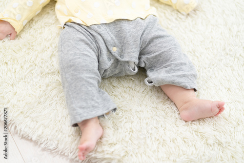 赤ちゃん 寝る ボディパーツ 足 膝 指 下半身 Stock Photo Adobe Stock 赤ちゃん 寝る ボディパーツ 足 膝 指 下半身 Stock Photo Adobe Stock