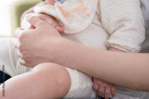 赤ちゃんとお母さん 座る おんぶ 膝の上 寝る Stock Photo Adobe Stock 赤ちゃんとお母さん 座る おんぶ 膝の上 寝る Stock Photo Adobe Stock