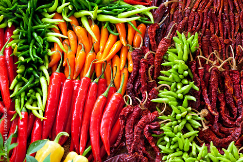 Fotografía Heap Of Ripe Big Red Peppers At A Street Market In thailand