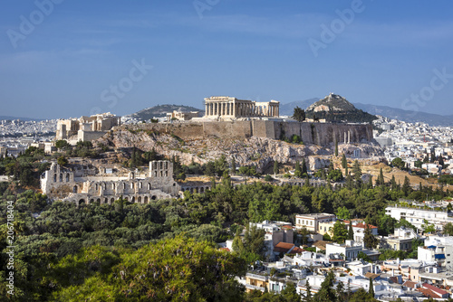Plakat Grecja, Ateny: Panoramiczny widok na panoramę słynnego Akropolu z Partenonem, Erechtejon, Świątynia Ateny w centrum stolicy Grecji i błękitne niebo w tle - koncepcja miasta