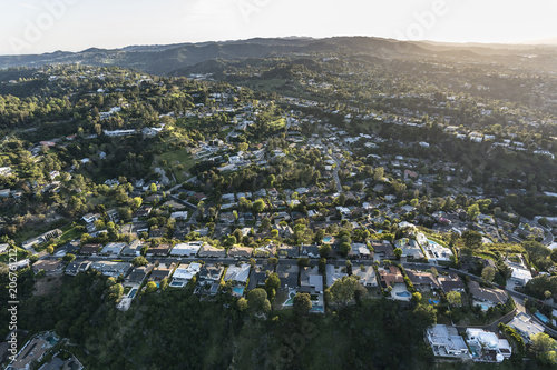Zdjęcie XXL Widok z lotu ptaka kanionu i zbocza domów powyżej Beverly Hills i West Hollywood w Los Angeles w Kalifornii.