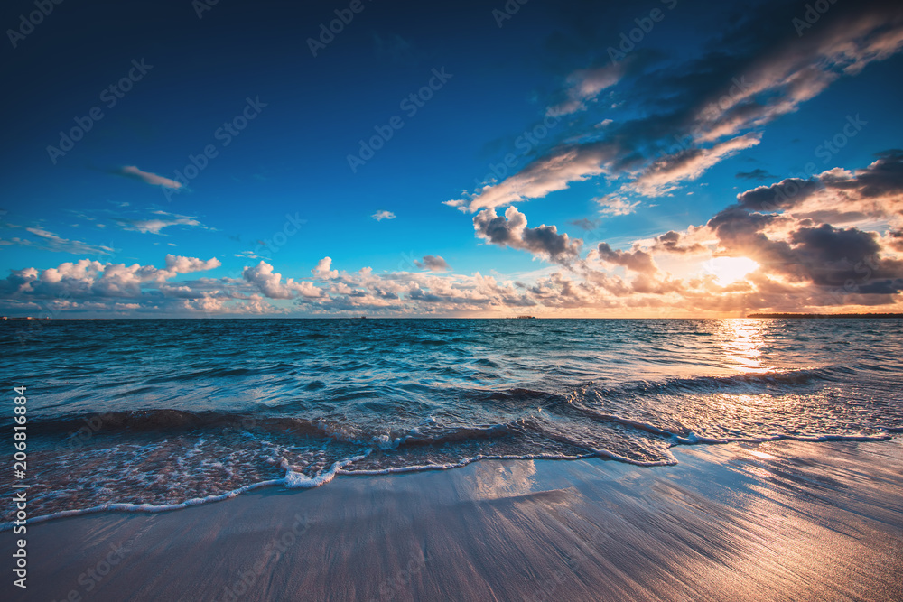 Beautiful sunrise over the sea - obrazy, fototapety, plakaty 