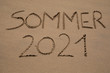 © Frozen Action - Das Wort SOMMER 2021  in den Sand geschrieben