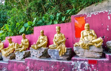 Canvas Print - Statues on the way to the Ten Thousand Buddhas Monastery in Hong Kong