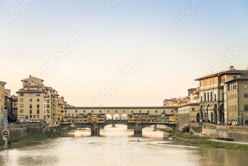 Plakat Widok na Ponte Vecchio nad rzeką Arno, gdy przechodzi przez Florencję