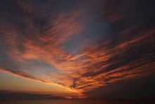 Zachód Słońca Nad Morzem Z Pomarańczowymi Chmurami