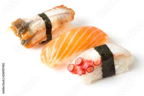 trzy-kawalki-sushi-na-bialym-tle