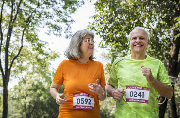 Canvas Print - Couple running together in a race