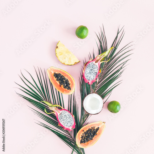 letnie-owoce-tropikalne-liscie-palmowe-ananas-kokos-papaja-owoc-smoka-pomaranczowy-na-pastelowym-rozowym-tle-widok-plaski-widok-z-gory-kwadrat