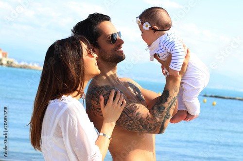 Une Famille Heureuse Tenant Leur Petit Bebe A La Plage Concept Du Bonheur En Famille Stock Photo Adobe Stock