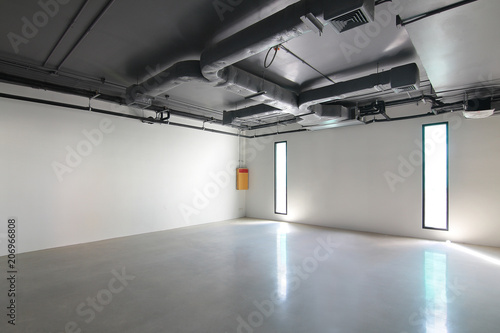 Fotografía Empty office room on modern building with sunlight and indoor ventilation system