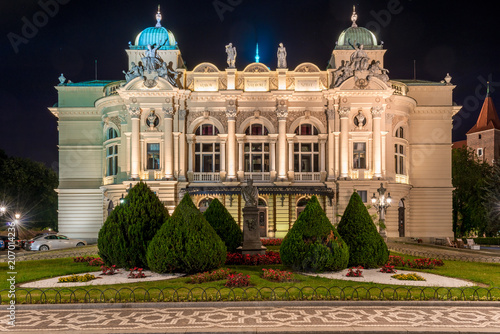 Zdjęcie XXL fasada pięknego teatru dramatycznego w Krakowie wieczorem